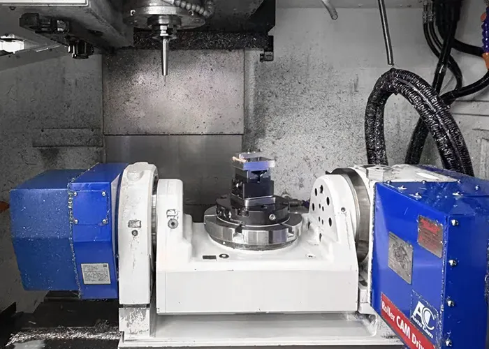 3+2 positional CNC milling of an aluminum prismatic component on a trunnion-table machining center at FIWOK.